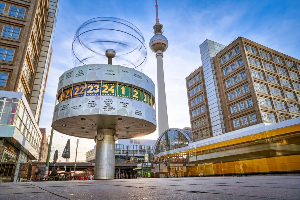 Der Alexanderplatz und der Fernsehturm zählen zu den zentralen Sehenswürdigkeiten Berlins.