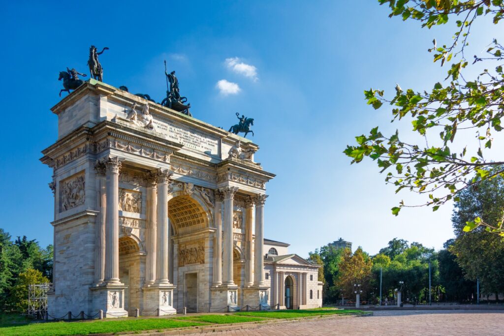 Arco della Pace in Mailand, ein majestätischer Triumphbogen aus Marmor mit detailreichen Skulpturen, umgeben von einer weiten Piazza.