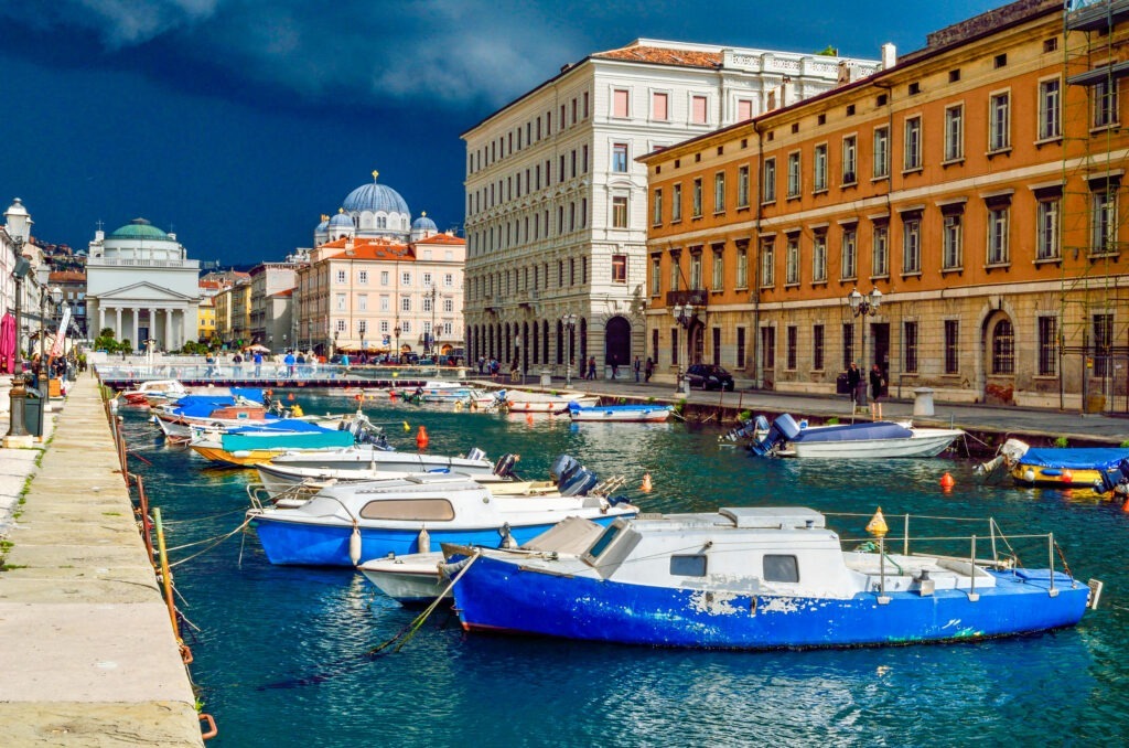 Canal Grande in Triest, Italien, umgeben von historischen Gebäuden.