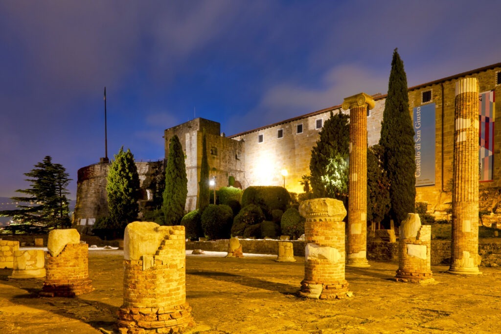 Burg San Giusto in Triest, Italien, mit historischen Steinmauern.