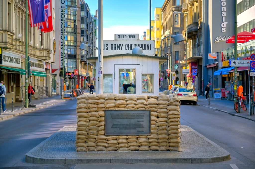 Der Checkpoint Charlie ist einer der bekanntesten Orte in Berlin und ein symbolträchtiger Schauplatz des Kalten Krieges.