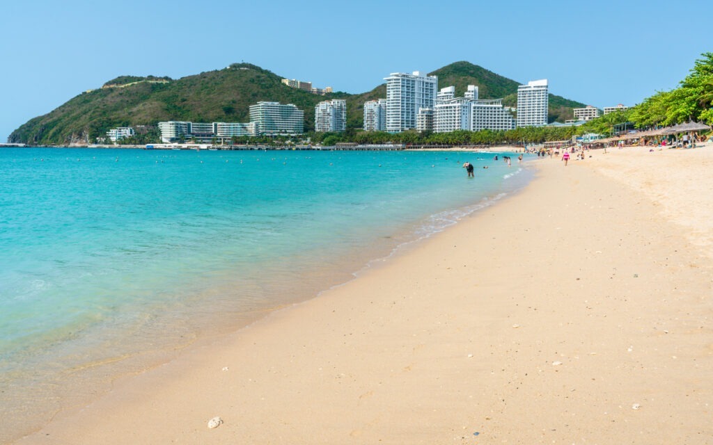 Malerischer Blick auf den weißen Sandstrand von Dadonghai, Sanya.