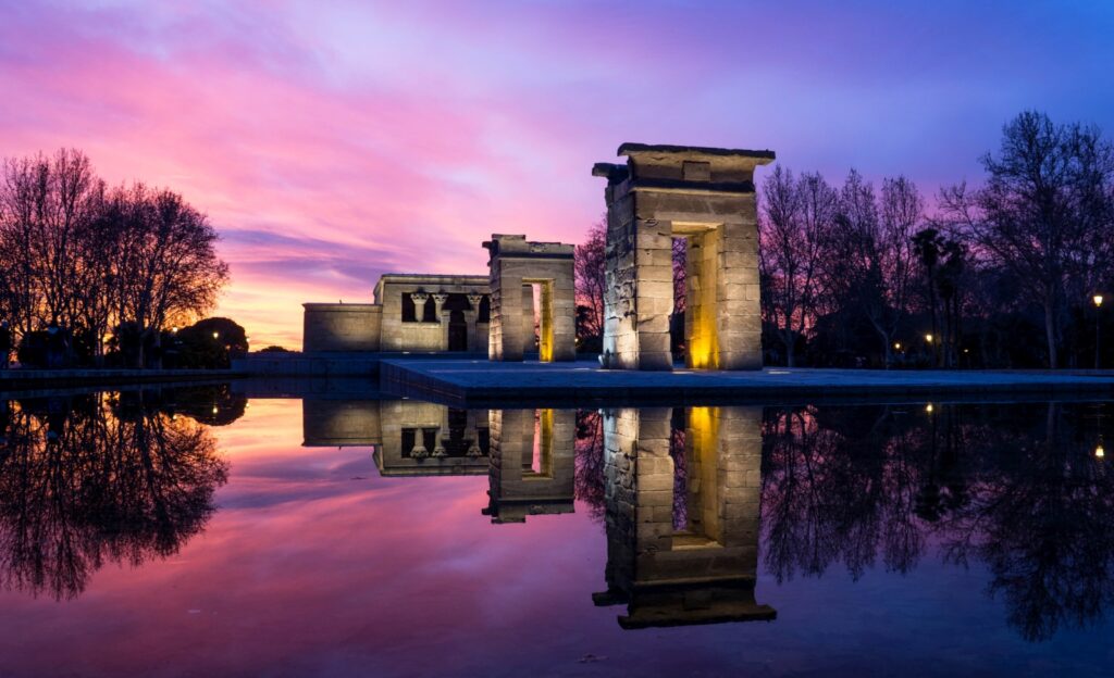 Der Debod-Tempel (Templo de Debod) ist eine einzigartige Sehenswürdigkeit in Madrid und ein Stück antikes Ägypten im Herzen der Stadt.