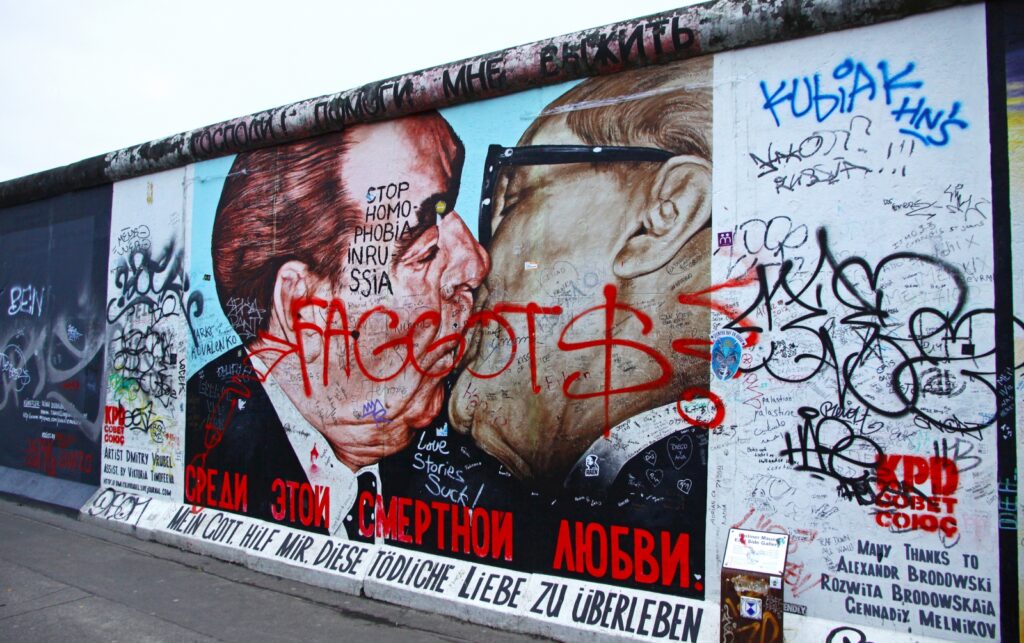 Die East Side Gallery ist ein 1,3 Kilometer langes, erhaltenes Stück der Berliner Mauer, das 1990 nach dem Fall der Mauer von Künstlern aus aller Welt bemalt wurde.