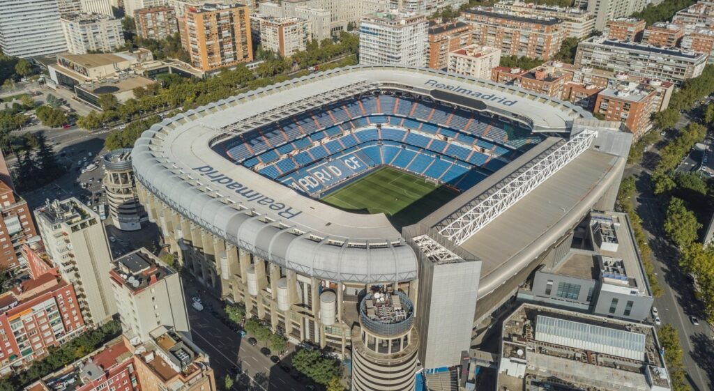 Das Estadio Santiago Bernabéu ist eines der bekanntesten Fußballstadien der Welt.