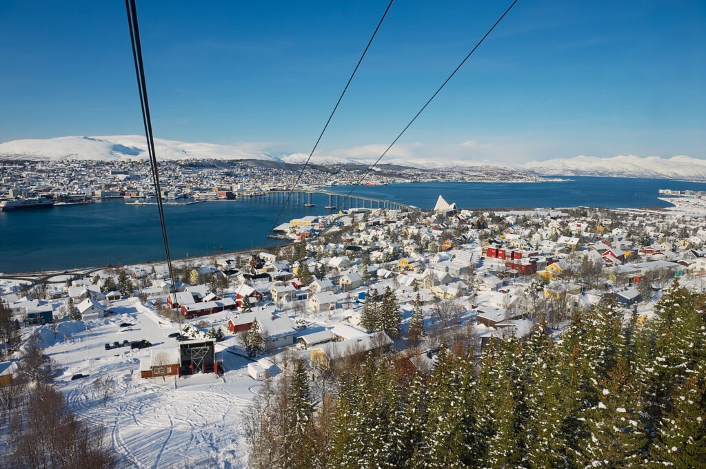 Blick auf Tromsø, Norwegen, aus der Fjellheisen-Seilbahn mit Stadtpanorama.