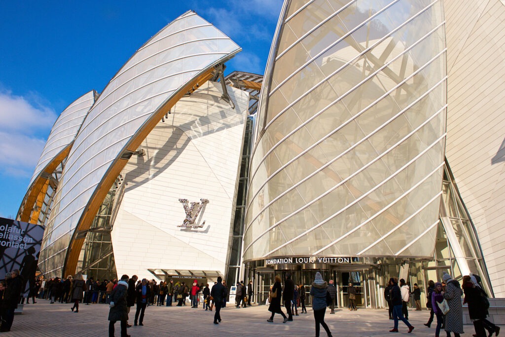 Die Fondation Louis Vuitton in Paris, ein modernes, kunstvolles Gebäude mit geschwungenen Glas- und Metallstrukturen.