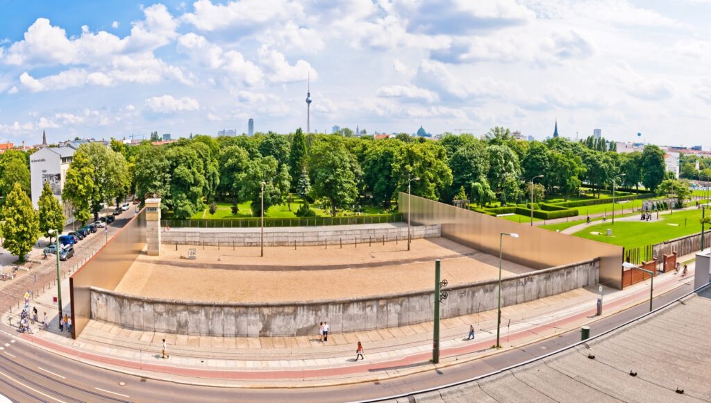 Die Gedenkstätte Berliner Mauer ist ein bedeutender Erinnerungsort, der an die Teilung Berlins und die Geschichte der Berliner Mauer erinnert.