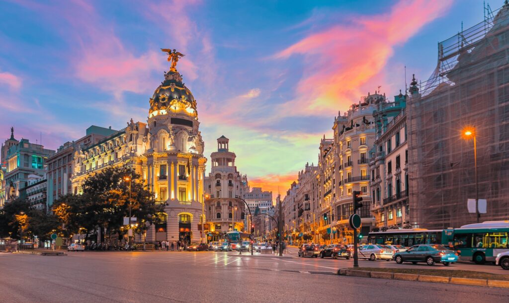 Die Gran Vía verbindet die Viertel Salamanca und Argüelles und ist bekannt für ihre prächtigen Gebäude im Jugendstil und Art-déco-Stil.