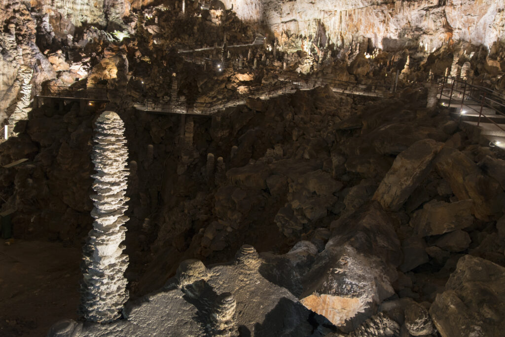 Innenansicht der Grotta Gigante mit Tropfsteinformationen.