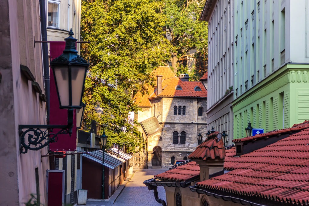 Das jüdische Viertel in Prag mit der historischen Altneu-Synagoge, umgeben von traditionellen Gebäuden.