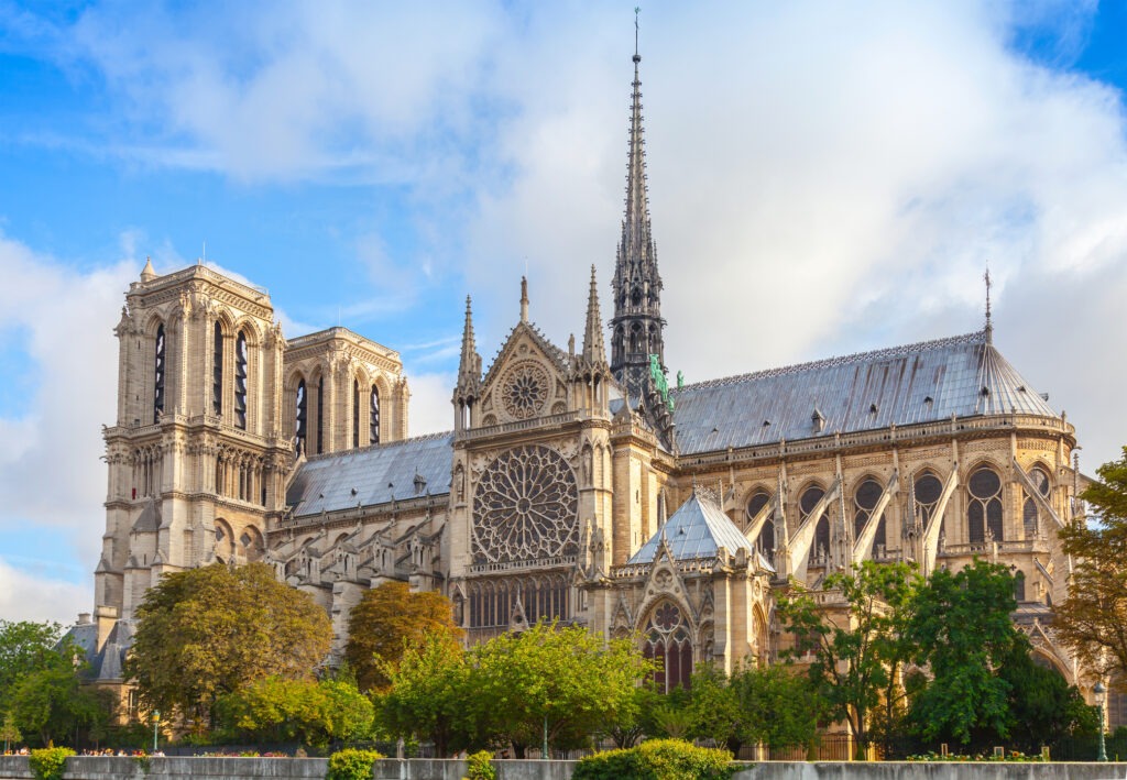 Die Kathedrale Notre-Dame de Paris, ein gotisches Meisterwerk mit beeindruckenden Türmen und filigranen Details, im Herzen von Paris an der Seine gelegen.