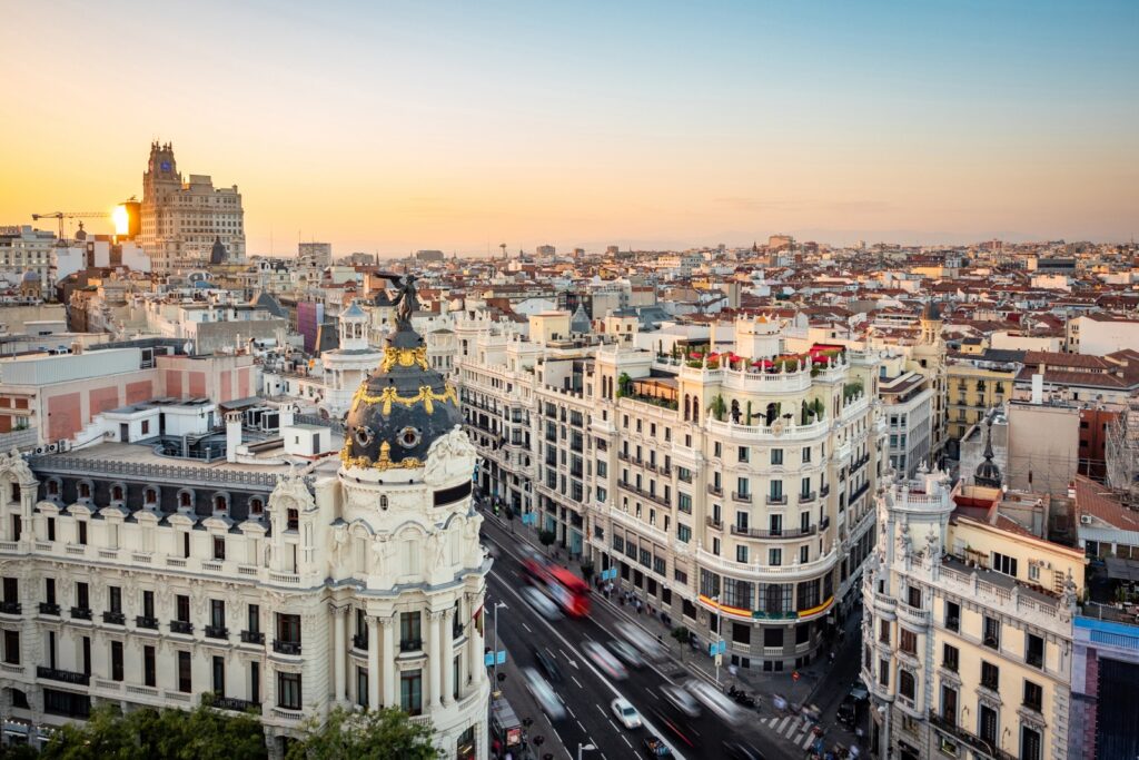 Madrid ist die Hauptstadt und größte Stadt Spaniens. Sie liegt zentral im Landesinneren und hat etwa 3,3 Millionen Einwohner.