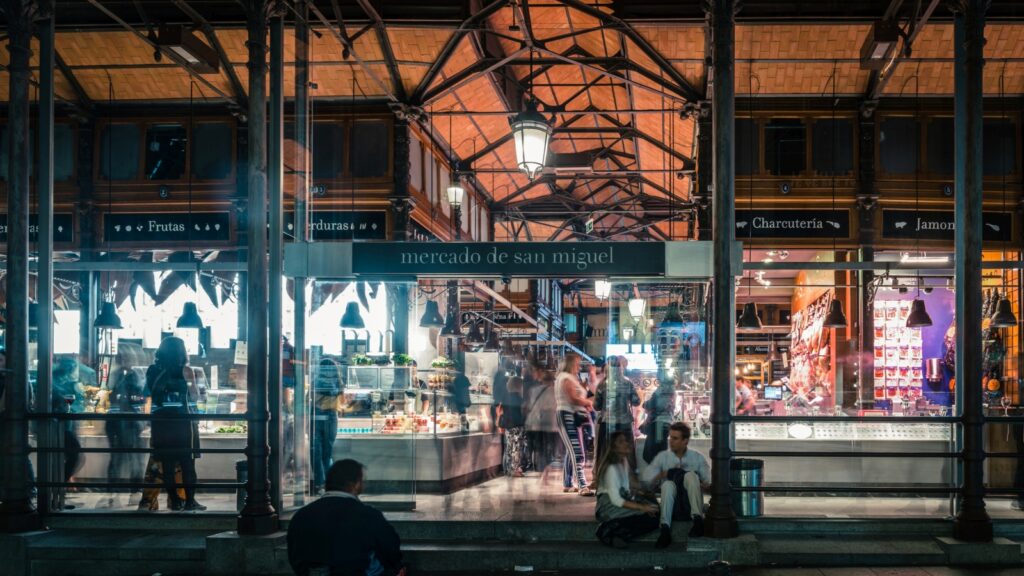 Der Mercado de San Miguel ist eine der beliebtesten Sehenswürdigkeiten Madrids und ein historischer Gourmetmarkt im Herzen der Stadt.