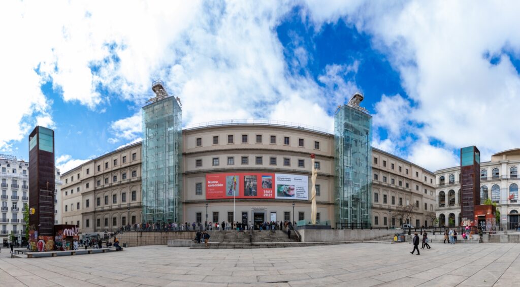 Das Museo Reina Sofía ist eines der bedeutendsten Museen Madrids und eine herausragende Sehenswürdigkeit für moderne und zeitgenössische Kunst.