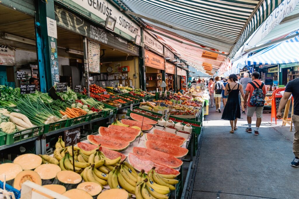 Der Naschmarkt in Wien, ein belebter Markt mit bunten Ständen, frischen Lebensmitteln und internationalem Flair.