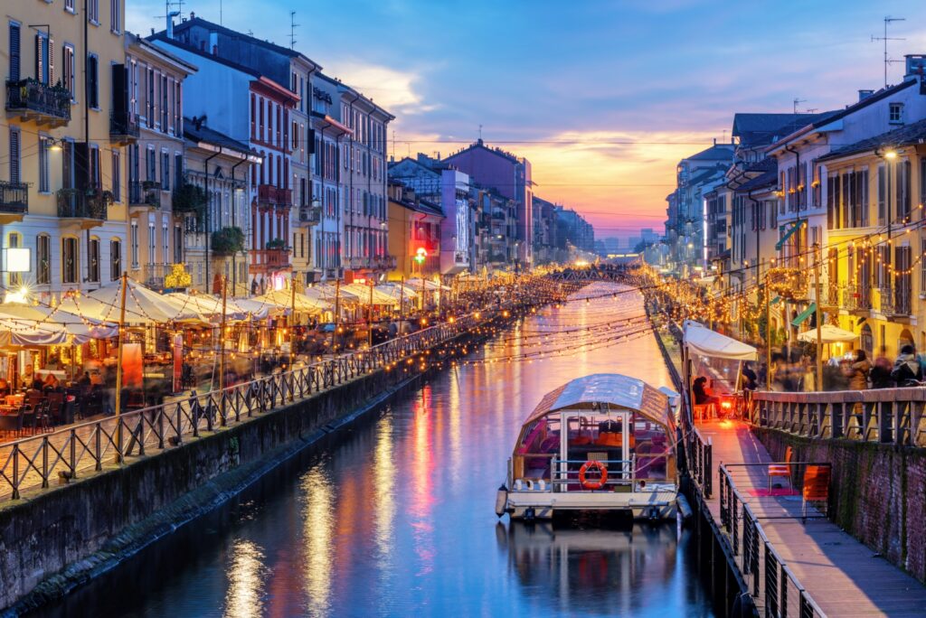 Navigli ist eines der charmantesten und lebendigsten Viertel in Mailand, Italien, bekannt für seine historischen Kanäle.