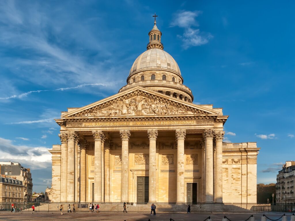 Das Panthéon in Paris, ein imposantes neoklassizistisches Bauwerk mit Säulenfassade und Kuppel, umgeben von einer weiten Platzfläche.