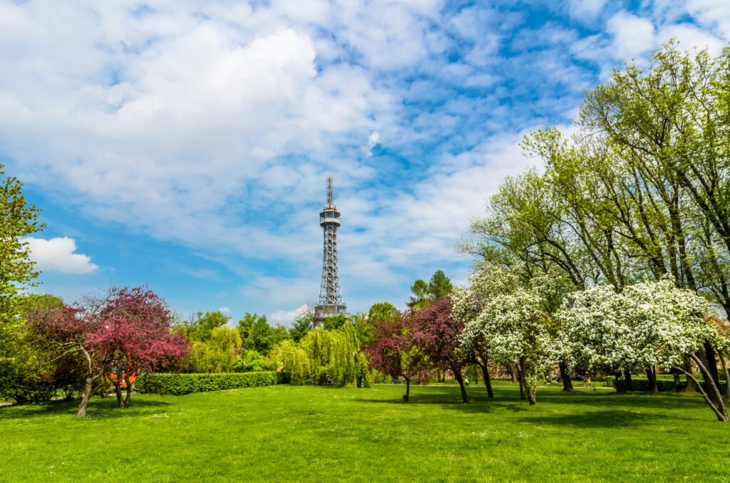 Der Aussichtsturm auf dem Petřín-Hügel ist ein historischer Aussichtsturm in Prag, der oft als das "kleine Eiffelturm-Pendant" bezeichnet wird.