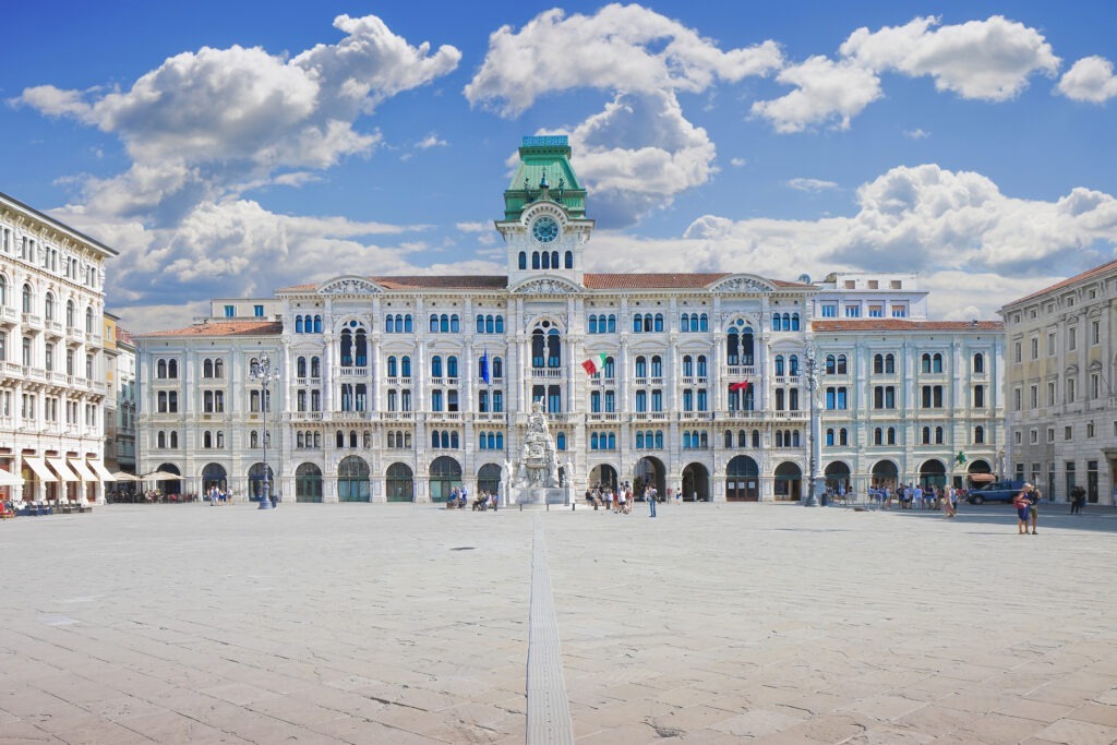 Piazza Unità d'Italia in Triest, Italien, mit historischen Gebäuden.