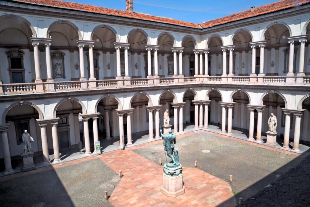 Innenhof der Pinacoteca di Brera in Mailand mit der Statue Napoleons, umgeben von historischen Säulen und klassischer Architektur.