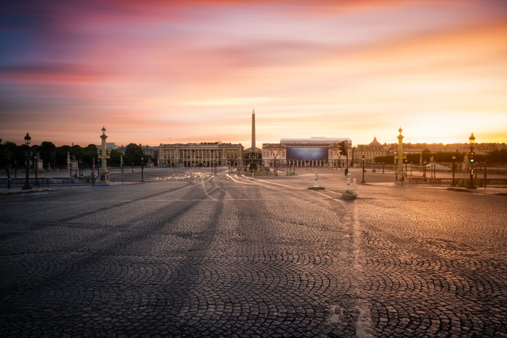 Place de la Concorde in Paris bei Sonnenaufgang, mit dem Obelisken von Luxor im Zentrum, umgeben von historischen Gebäuden und sanftem Morgenlicht.