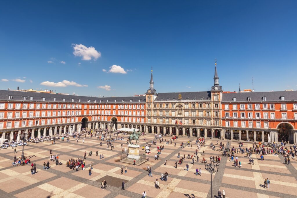 Der Plaza Mayor ist eine der bekanntesten Sehenswürdigkeiten Madrids und ein historisches Herzstück der Stadt.