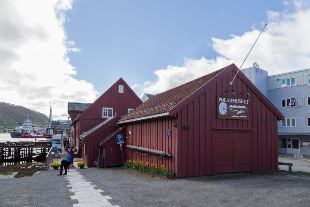 Das Polarmuseum in Tromsø, Norwegen, mit historischer Holzfassade.