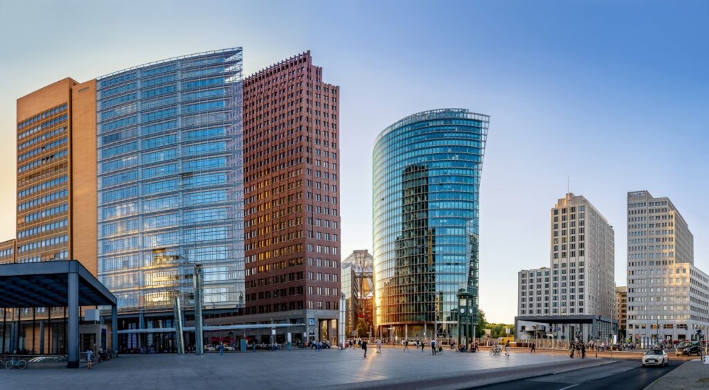 Der Potsdamer Platz ist eines der bekanntesten Wahrzeichen Berlins und ein Symbol für die moderne Seite der Stadt.