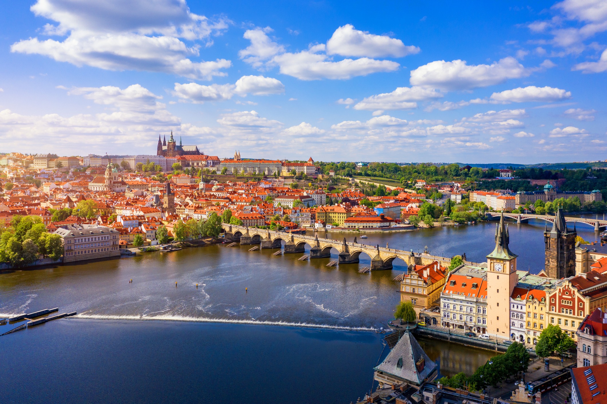 Prag – die Goldene Stadt an der Moldau begeistert mit ihrer atemberaubenden Architektur, romantischen Gassen und weltberühmten Sehenswürdigkeiten.