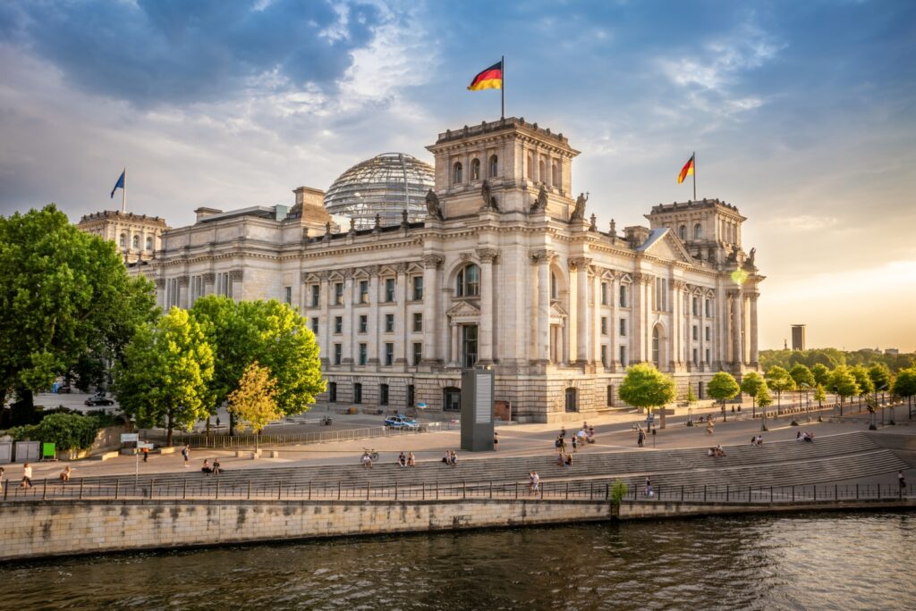 Der Reichstag in Berlin ist eines der bekanntesten Wahrzeichen der Stadt und zählt zu den beliebtesten Sehenswürdigkeiten in Deutschland.