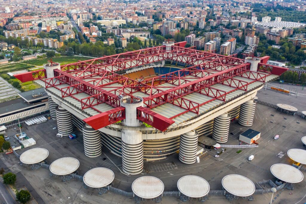 San Siro ist der populäre Name des Stadio Giuseppe Meazza, eines der berühmtesten Fußballstadien der Welt und eine ikonische Sehenswürdigkeit in Mailand.