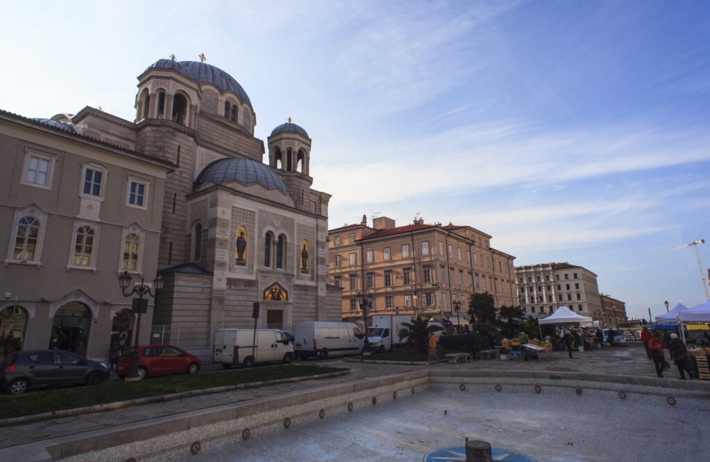 Orthodoxe Kirche St. Spyridon in Triest, Italien, mit Kuppeln.