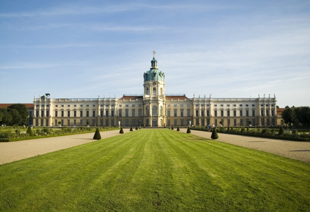 Das Schloss Charlottenburg ist eines der prächtigsten Barockbauwerke in Berlin und eine der bekanntesten Sehenswürdigkeiten der Stadt.