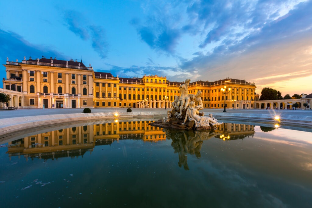 Schloss Schönbrunn in Wien, ein prächtiges Barockschloss mit beeindruckender Fassade, weitläufigen Gärten und historischer Eleganz.