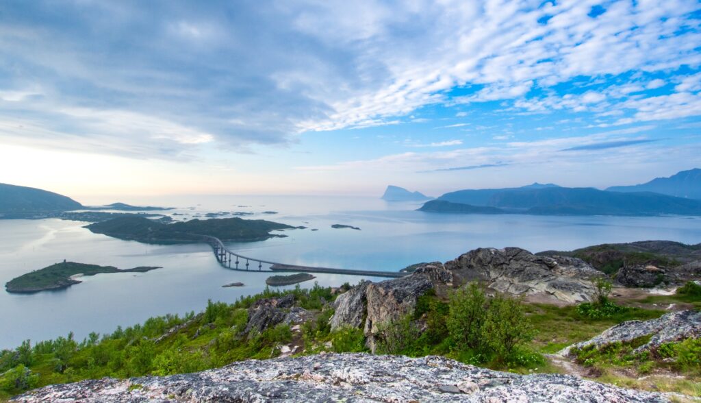 Sommarøy, Norwegen, unter der Mitternachtssonne mit malerischer Küstenlandschaft.