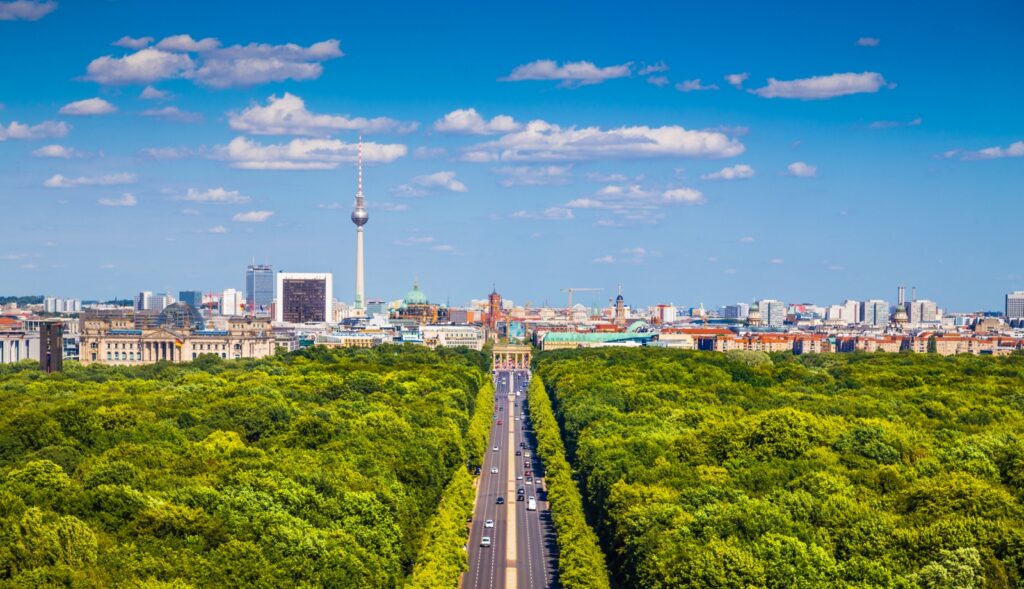 Der Tiergarten ist die größte und bekannteste Parkanlage in Berlin und ein beliebtes Erholungsgebiet mitten in der Stadt.