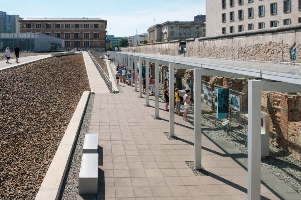 Die Topographie des Terrors ist eine der bedeutendsten Gedenkstätten in Berlin und ein zentraler Ort zur Auseinandersetzung mit der Geschichte des Nationalsozialismus.