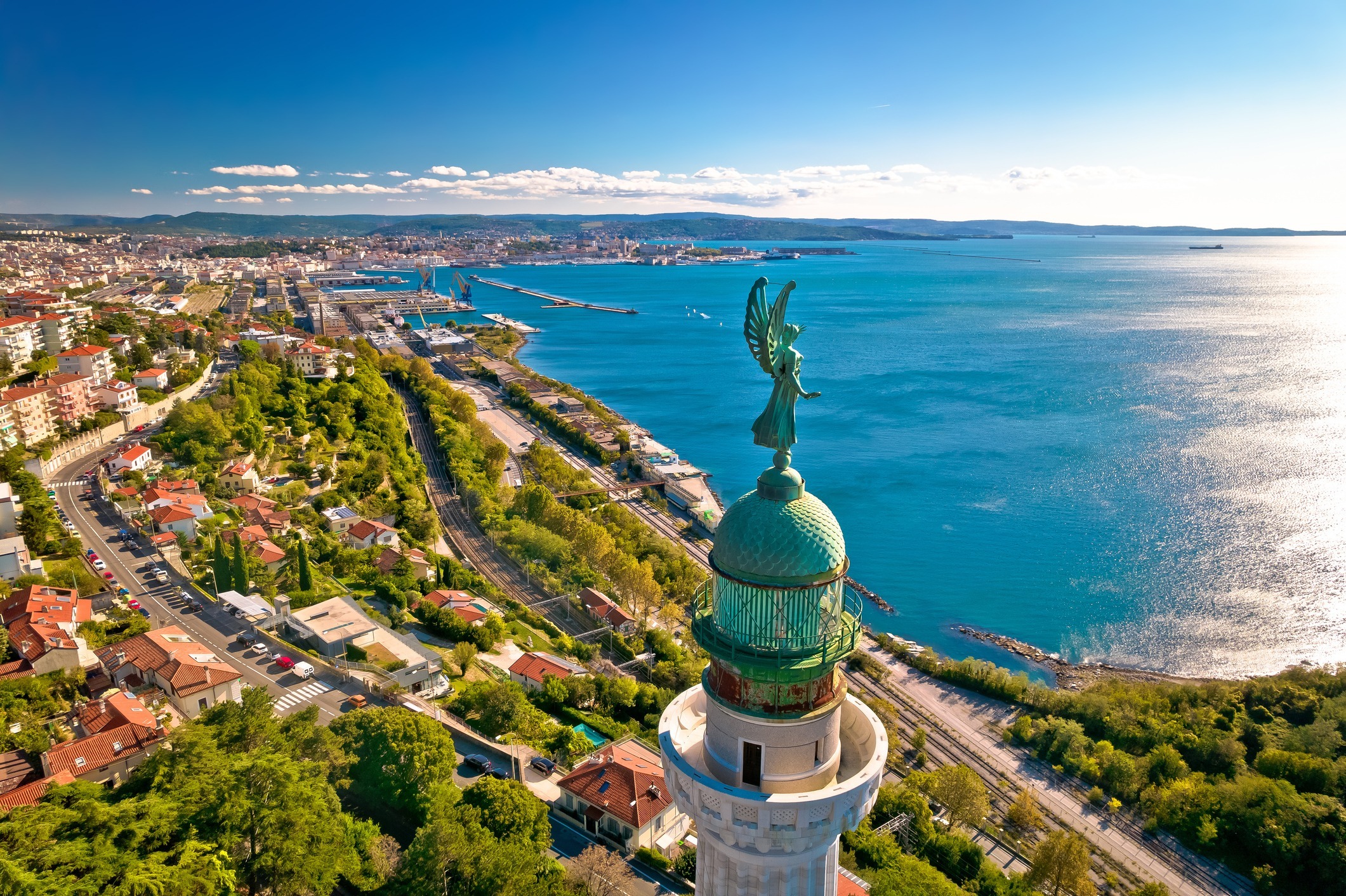 Luftaufnahme des Triester Leuchtturms (Phare de la Victoire) mit Stadtpanorama.