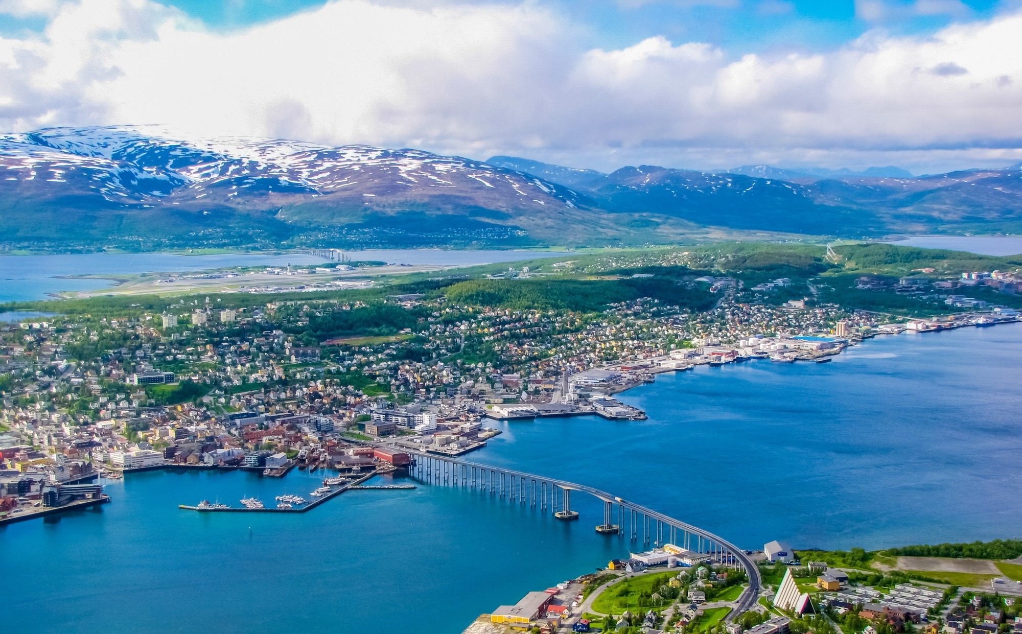 Sommerpanorama von Tromsø, Norwegen, mit bunten Häusern und Fjorden.