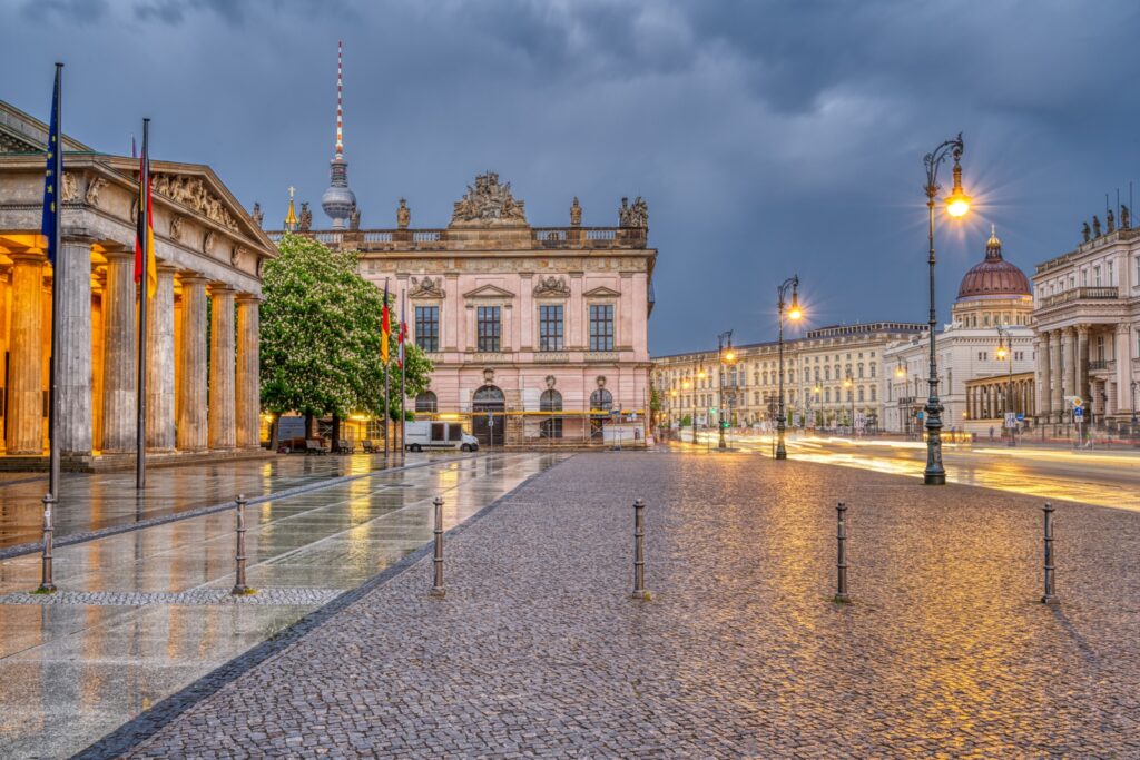 Unter den Linden ist die berühmteste Prachtstraße Berlins und eine der bedeutendsten Sehenswürdigkeiten der Stadt.