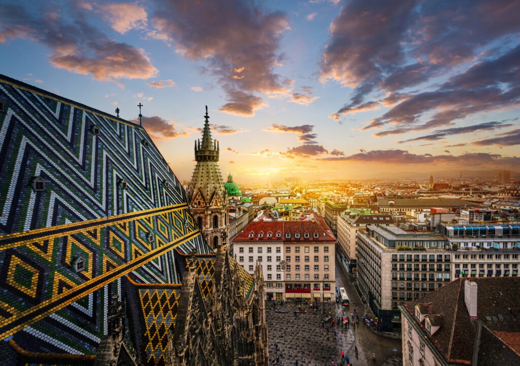 Erlebe Wien, die Stadt der Musik und Kultur: Entdecke kaiserliche Pracht im Schloss Schönbrunn, genieße ein Stück Sachertorte und lass dich vom Charme der historischen Altstadt verzaubern.