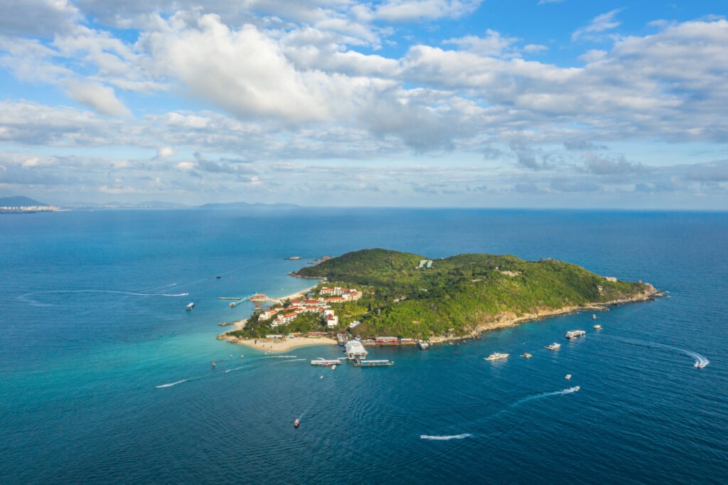 Luftaufnahme der Insel Wuzhizhou nahe Haitang Bay, Sanya, China.