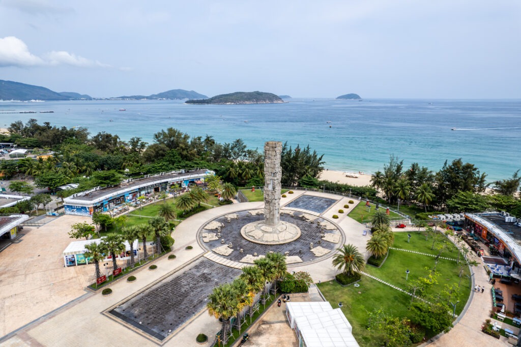 Totempfahl auf dem Hauptplatz in Yalong Bay.