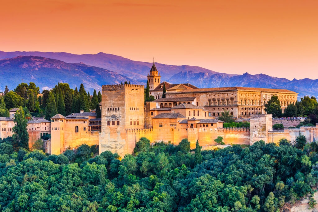 Die Alhambra in Granada, Spanien, mit ihren historischen Palästen und Gärten, umgeben von der Sierra Nevada.