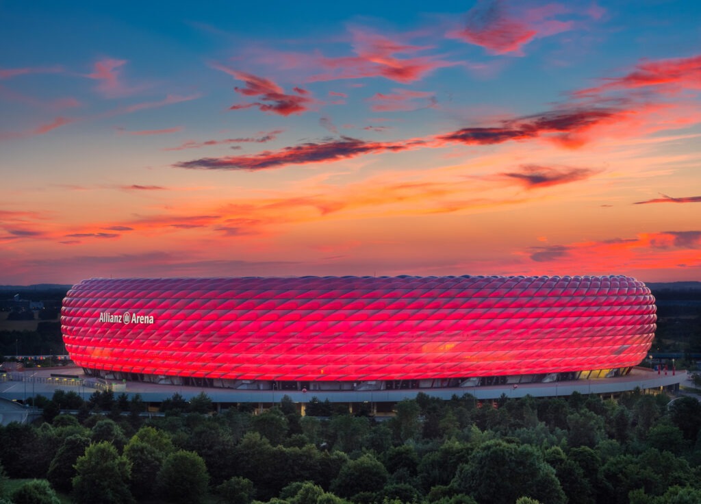 Beleuchtete Allianz Arena in München – Heimat des FC Bayern München.