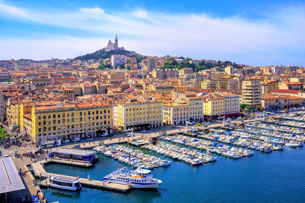 Blick auf die historische Altstadt mit dem Alten Hafen, traditionellen Häusern und mediterranem Flair.