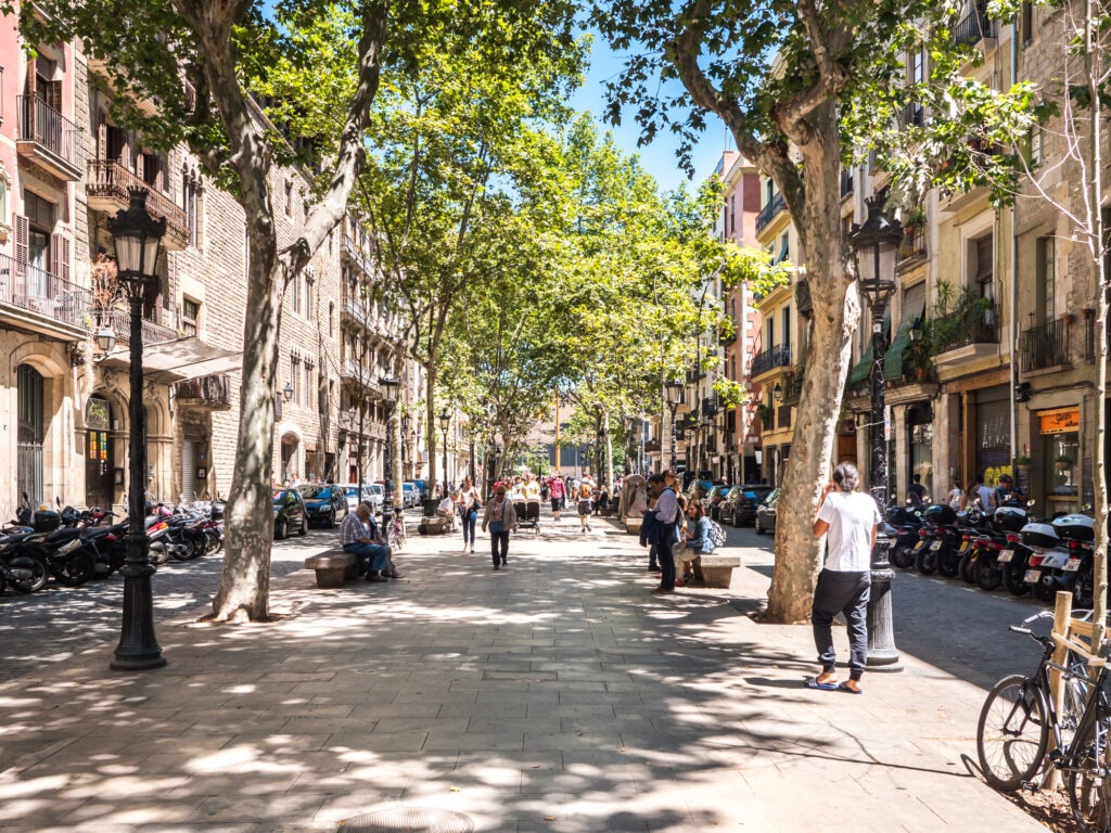 Passeig del Born in Barcelona, eine lebhafte Straße mit historischen Gebäuden, gemütlichen Cafés und mediterranem Flair.