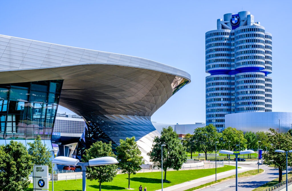 BMW-Gebäude in München – ikonische Architektur und Zentrum der Automobilgeschichte.