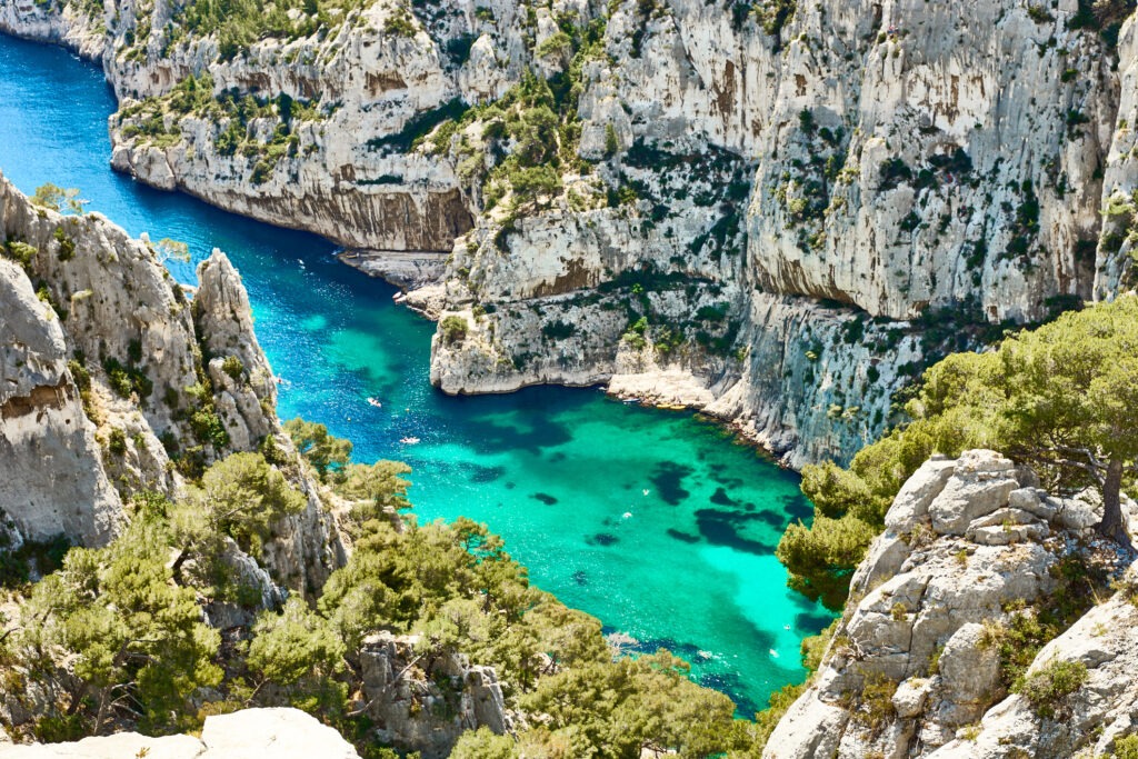 Die Calanques mit türkisblauem Wasser, steilen Felsklippen und malerischer Mittelmeerlandschaft.